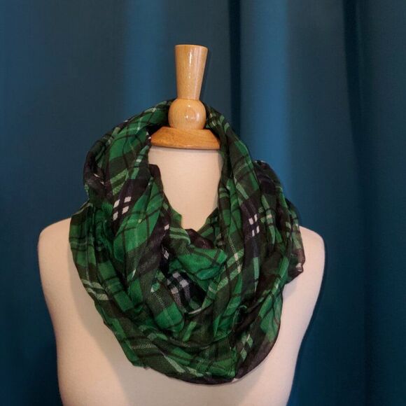 2 Sheer Infinity scarves - Black & Roses - Green Tartan - Picture 8 of 8